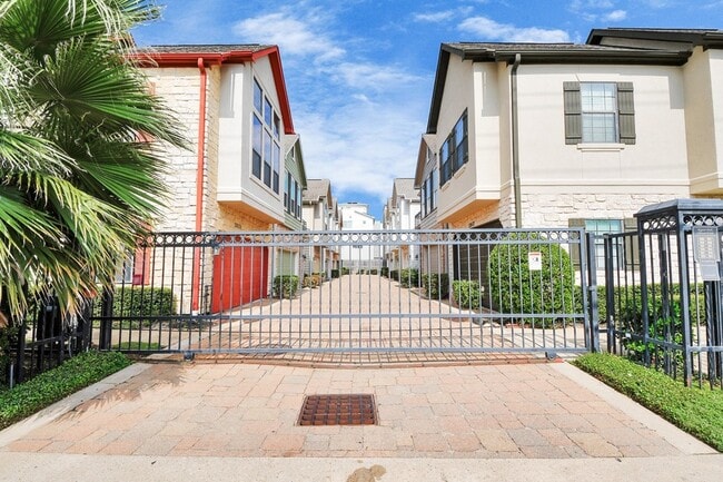 Building Photo - 2941 Clinton Dr