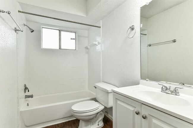 Building Photo - 6527 La Violetta Dr