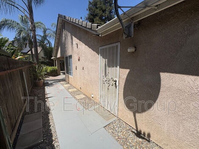 Building Photo - 2935 S Aspen St
