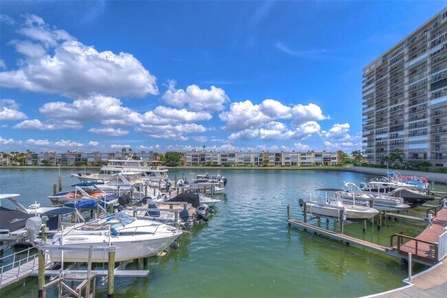 Building Photo - 7400 Sun Island Dr S