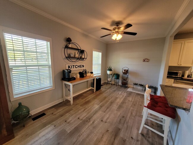 Building Photo - Beautiful & Spacious 4 bedroom, 2.5 bath h...
