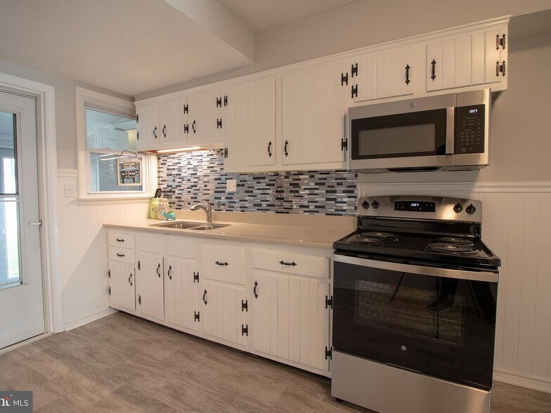 Building Photo - 6301 Salem Park Cir