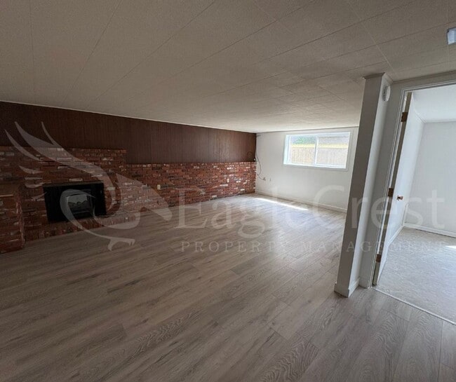 Building Photo - Three Bedroom, Two Bathroom House plus bon...