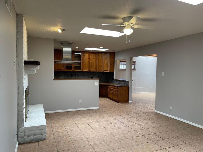 Building Photo - Single Family Home
