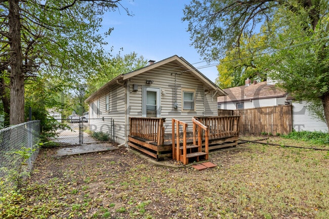 Building Photo - 222 S Edwards Ave