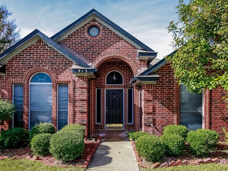 Primary Photo - 913 Mossberg Ln