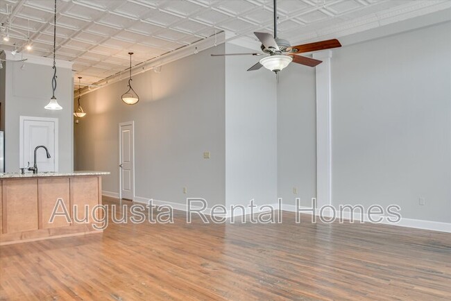 Building Photo - 1106 Broad St