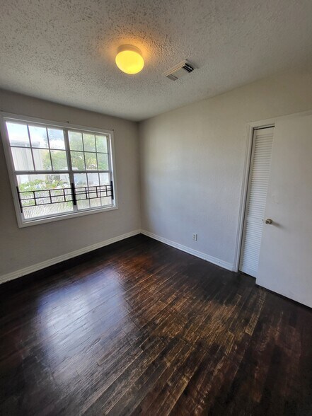 Building Photo - 330 W 26th St
