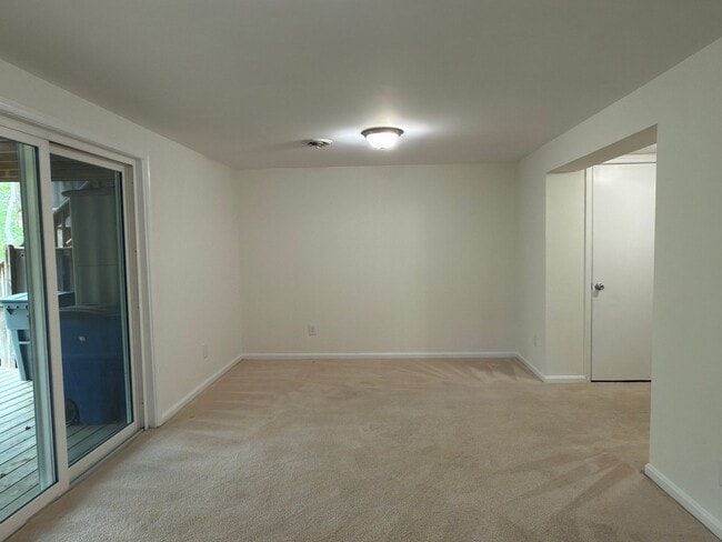 Building Photo - Beautiful 4 Bed 2.5 Bath Townhome in Burke For Rent!