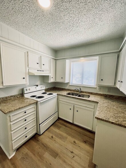 Building Photo - 1203 Redwood St