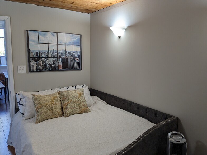 guest room 2 - 201 S Hoskins Rd