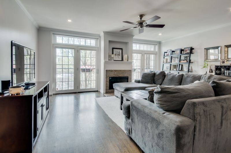Spacious living room - 1506 N Sedgwick St