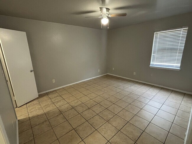 Building Photo - 2 Bedroom, 1.5 Bathroom 1st Floor Condo wi...