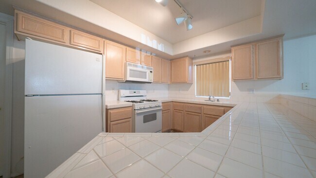 Building Photo - 2 Bedroom 2 Bath Condo with 1 Car Garage
