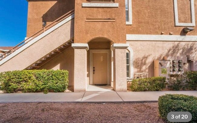 Private Entrance - 830 Carnegie St