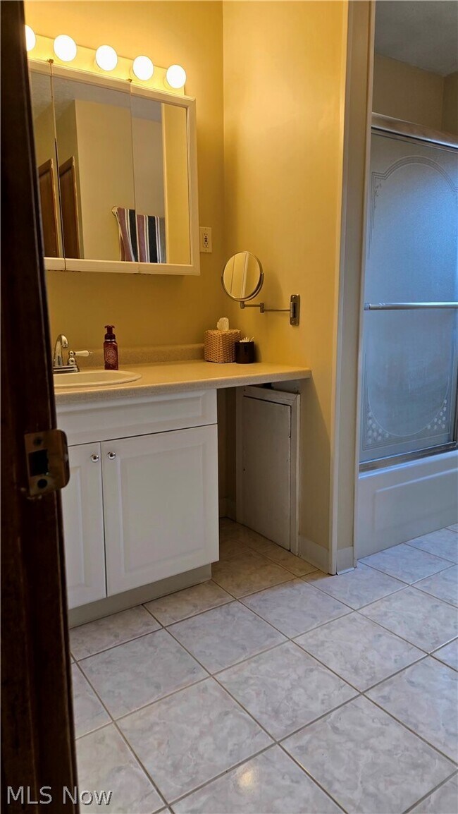 Building Photo - 2319 Green Acres Dr