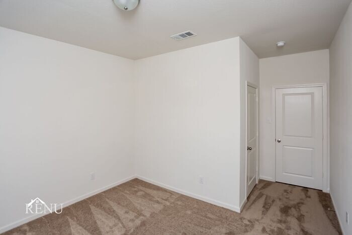 Building Photo - 530 London Dr