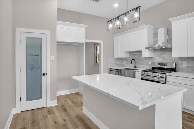 Building Photo - 614 11th St