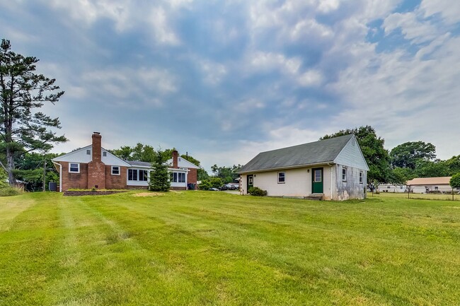 Building Photo - 5 Bed / 3 Bath / deep lot/ 2 driveways and...