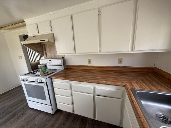 Building Photo - TWO BEDROOM MULTI UNIT HOME IN BELLFLOWER-...