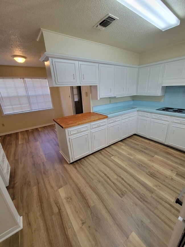 Building Photo - Bryan - 4 Bedroom - 2 bath - 2 story House with attached garage