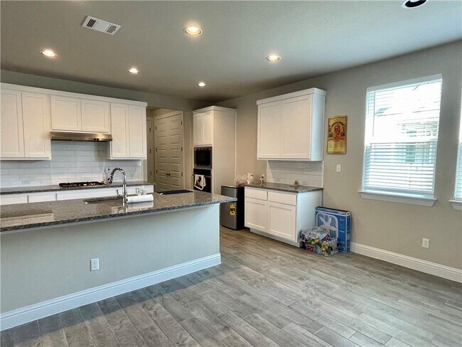 Building Photo - 148 River Hills Dr