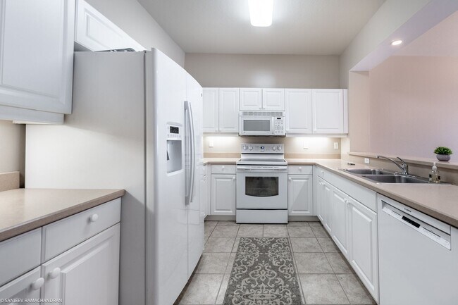 Building Photo - WALKING DISTANCE TO SUNSEEKER RESORT AND P...