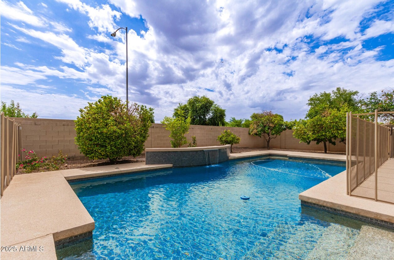 Building Photo - 1515 N Los Alamos Cir