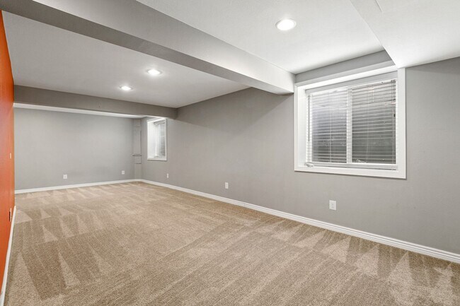 Building Photo - Large House in Parkview Highlands!