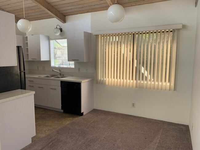 Building Photo - 2493 1/2 S Barrington Ave