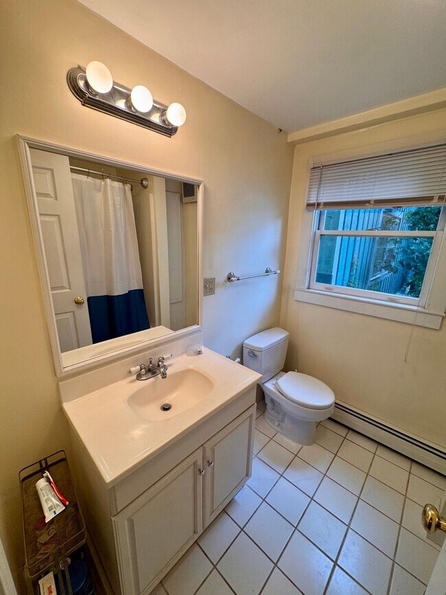 Building Photo - Spacious 3-Bedroom| Downtown Newnarket| Available NOW!
