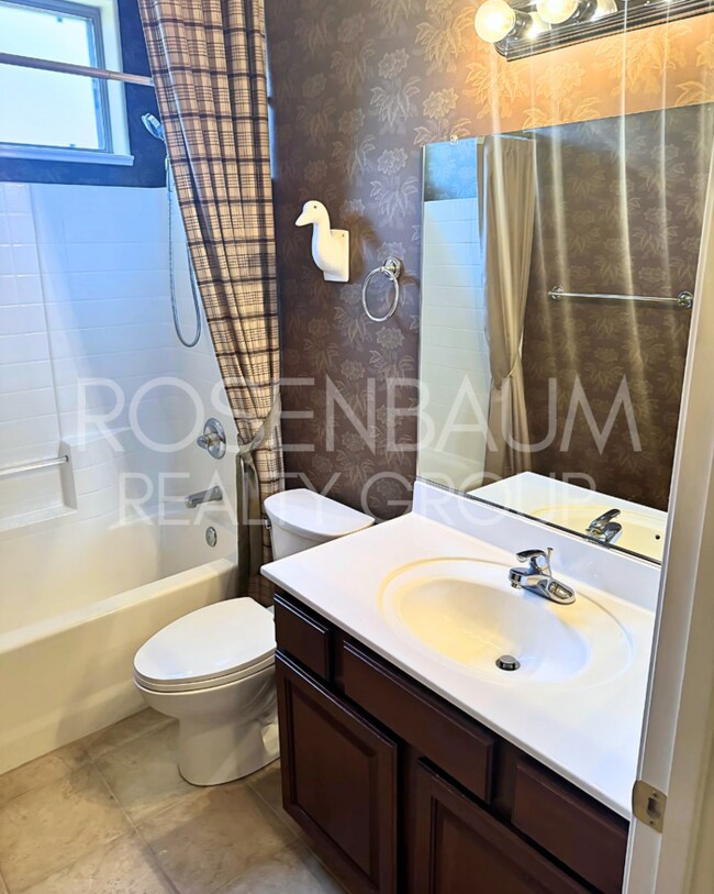 Building Photo - Beautiful 3-bedrooms, 2-baths home in the ...