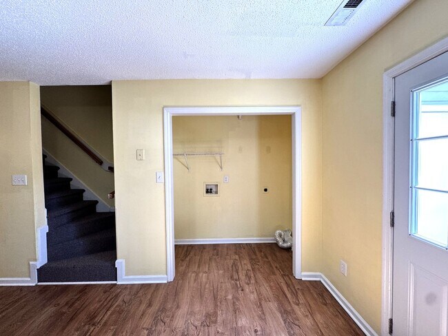 Building Photo - 2BR/2.5 Bath Townhome Minutes to Camp Lejuene