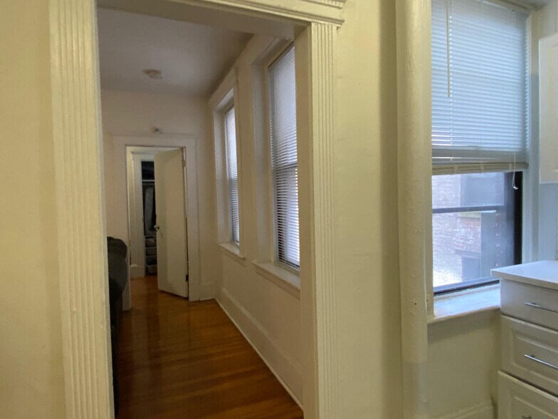 Building Photo - 43 Joy St