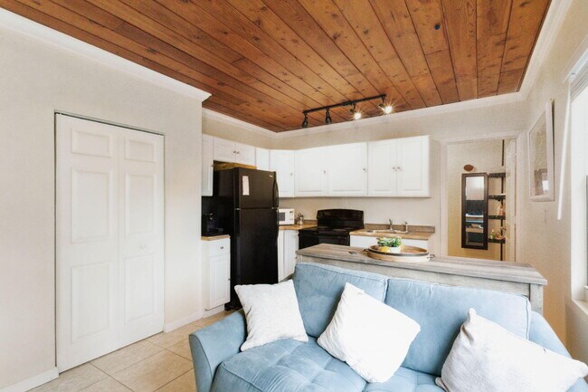 Building Photo - 614 N 7th St