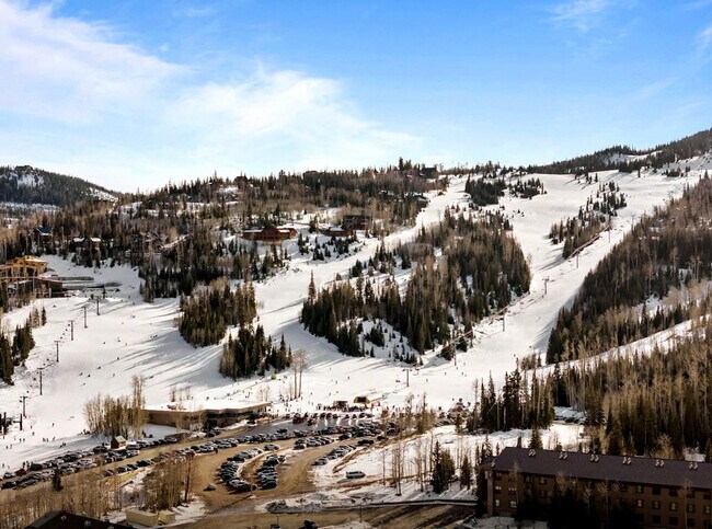 Building Photo - 220 Circle Dr