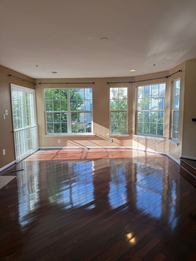 Building Photo - Updated Townhouse in Ballenger Creek
