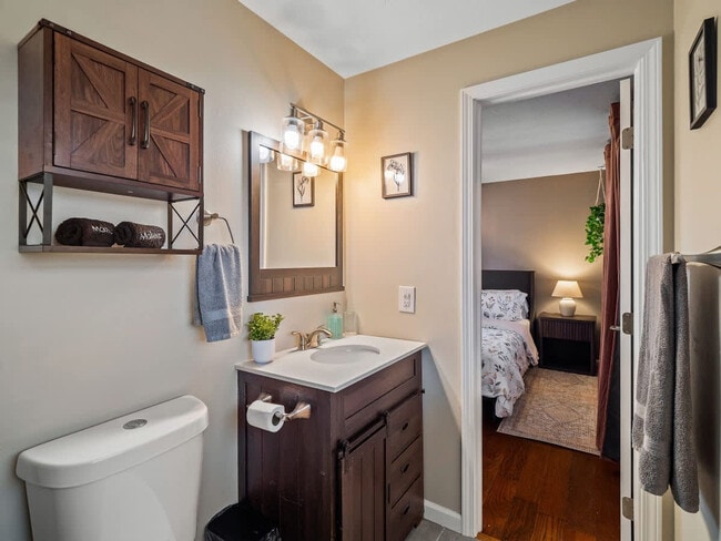 Building Photo - 4861 Pineview Dr