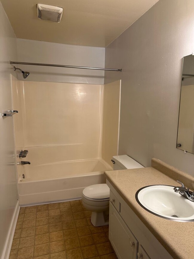 Building Photo - 1 Bed/ 1 bath Condo