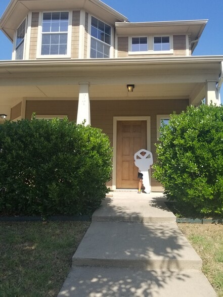 front - 2616 Blackstone Dr