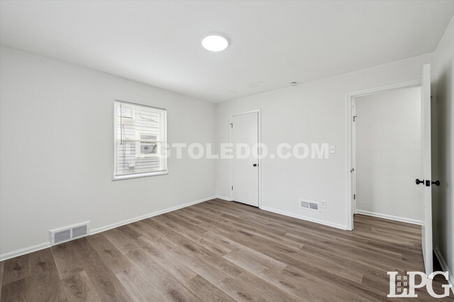 Building Photo - 2834 Sherbrooke Rd