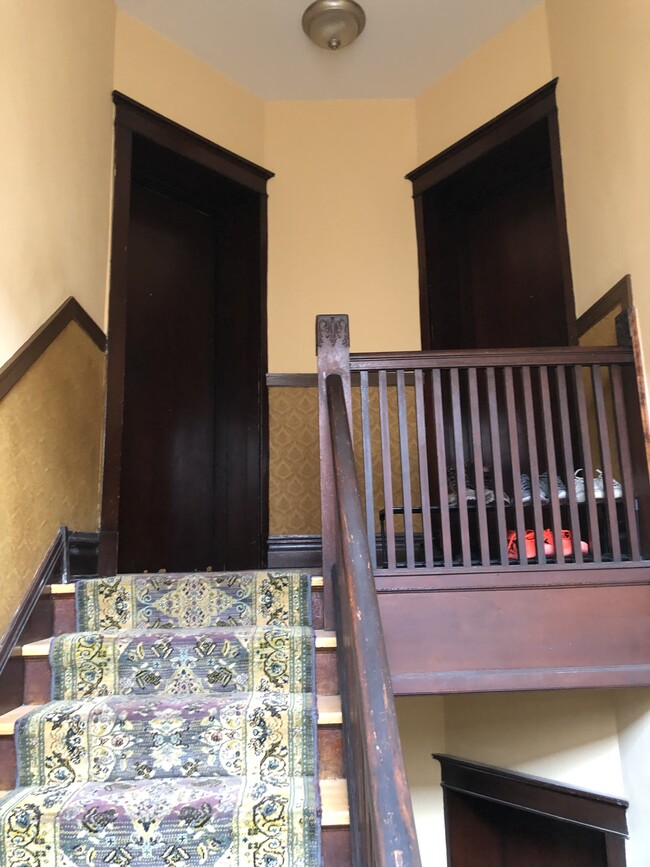 Interior hallway - 4626 N Lincoln Ave