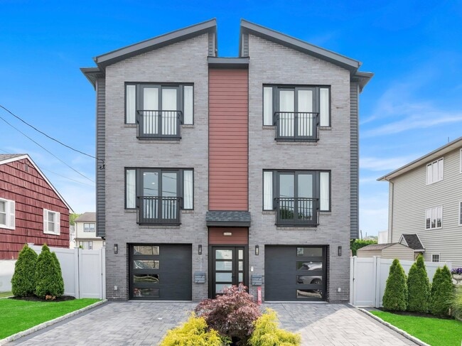 Building Photo - 285 Julianne Terrace