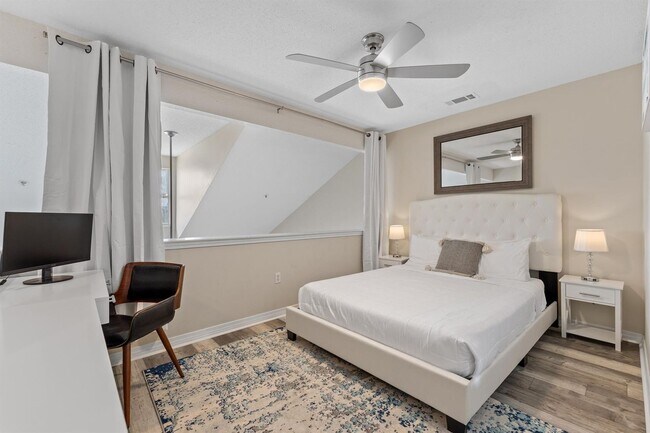 Building Photo - Beautifully furnished 2B/2B condo steps from Gulf of Mexico available for long term lease!