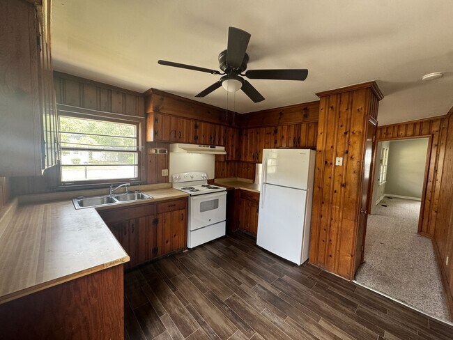 Building Photo - 221 Shirley Dr