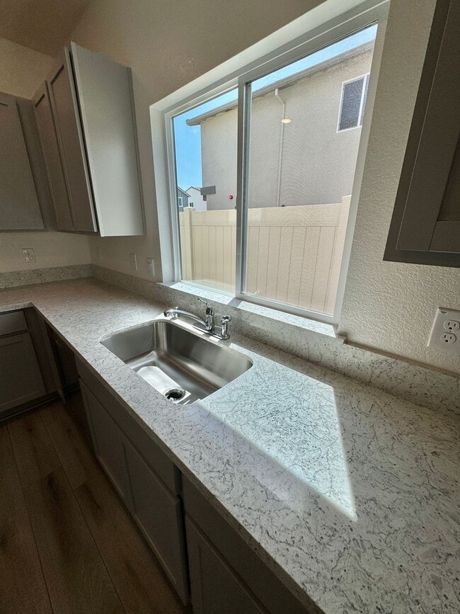 Building Photo - FOUR-FIVE/OFFICE BEDROOM THREE BATHROOM SEE VIDEO