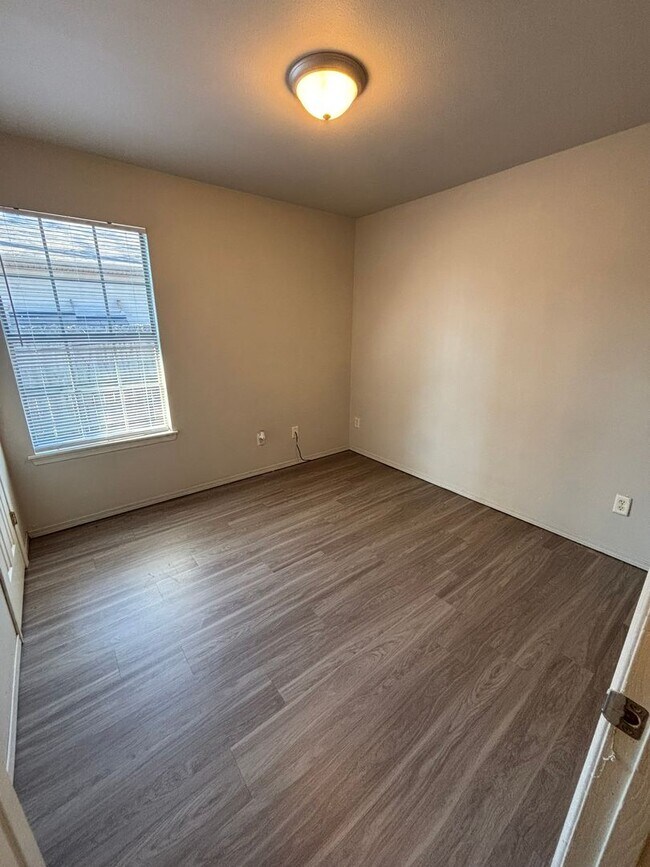 Building Photo - 1673-1675 E. Evalyn Circle