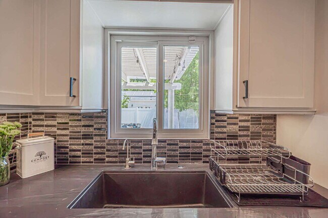 Building Photo - Beautifully Remodeled 2BR/1BA  Home – Move-In Ready!