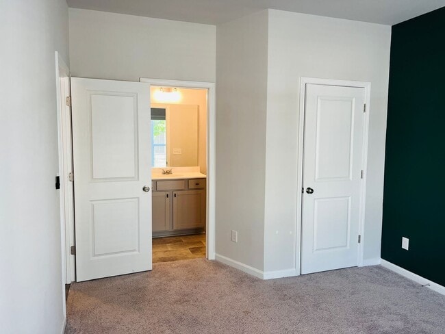 Building Photo - Stunning 3 bedroom, 3.5 bathroom townhome ...