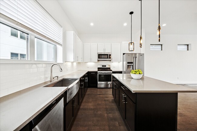 Building Photo - 2612 Bastrop St